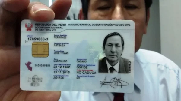 Ciudadanos en Perú acuden a recoger DNI en Semana Santa en agencias de Reniec.