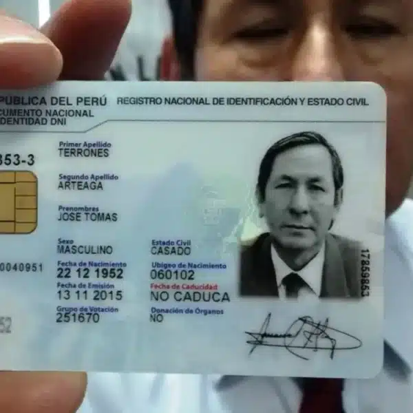 Ciudadanos en Perú acuden a recoger DNI en Semana Santa en agencias de Reniec.