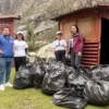 Campaña Ruta Blanca sin Huellas limpiando el corredor turístico Huaraz Llupa Pitec en la Cordillera Blanca Áncash