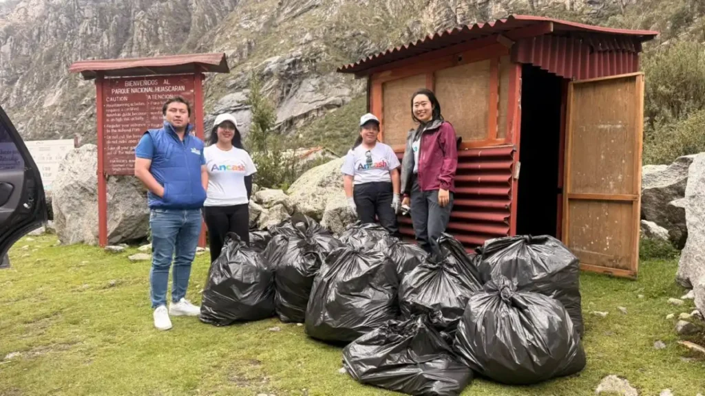 Campaña Ruta Blanca sin Huellas limpiando el corredor turístico Huaraz Llupa Pitec en la Cordillera Blanca Áncash