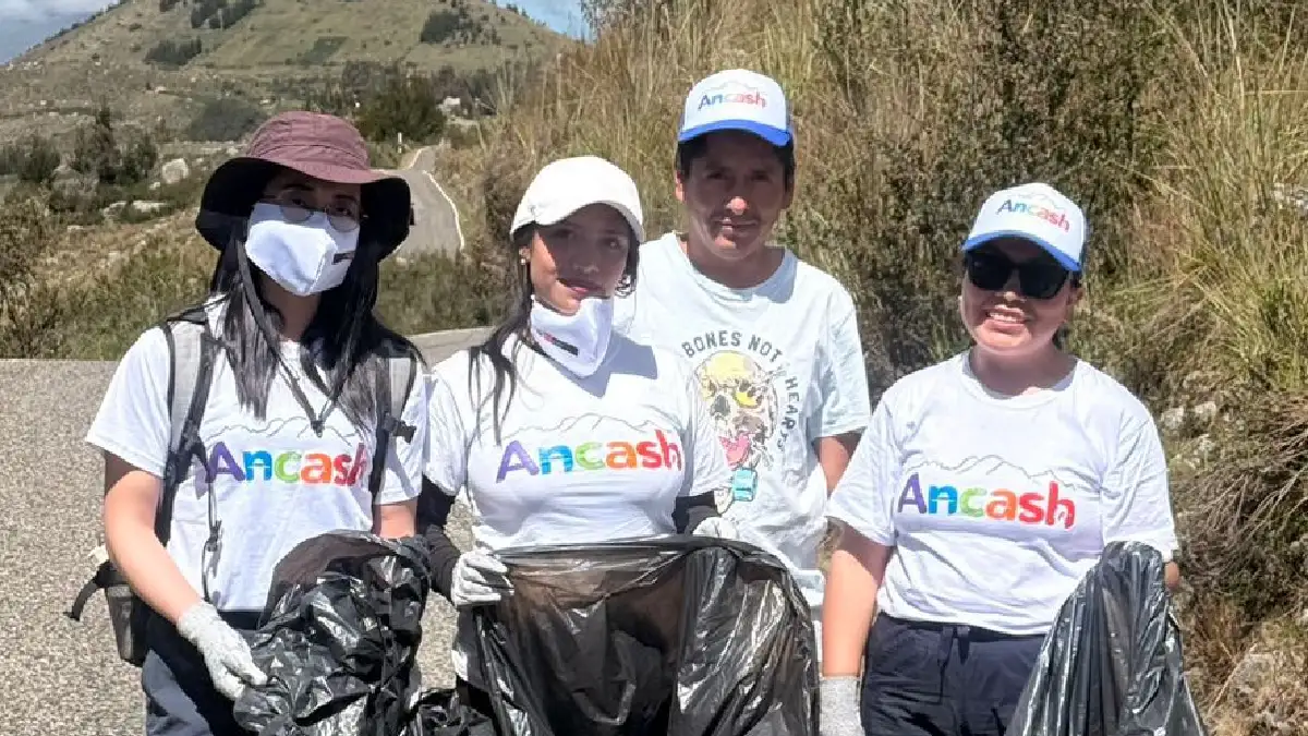 Voluntarios con bolsas de residuos sólidos durante la campaña Ruta Blanca sin Huellas en el corredor turístico Huaraz Llupa en Áncash