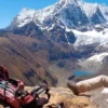 Turismo en Huaraz con vista a montañas de la Cordillera Blanca en Áncash