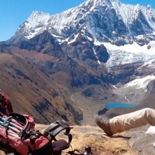 Turismo en Huaraz con vista a montañas de la Cordillera Blanca en Áncash