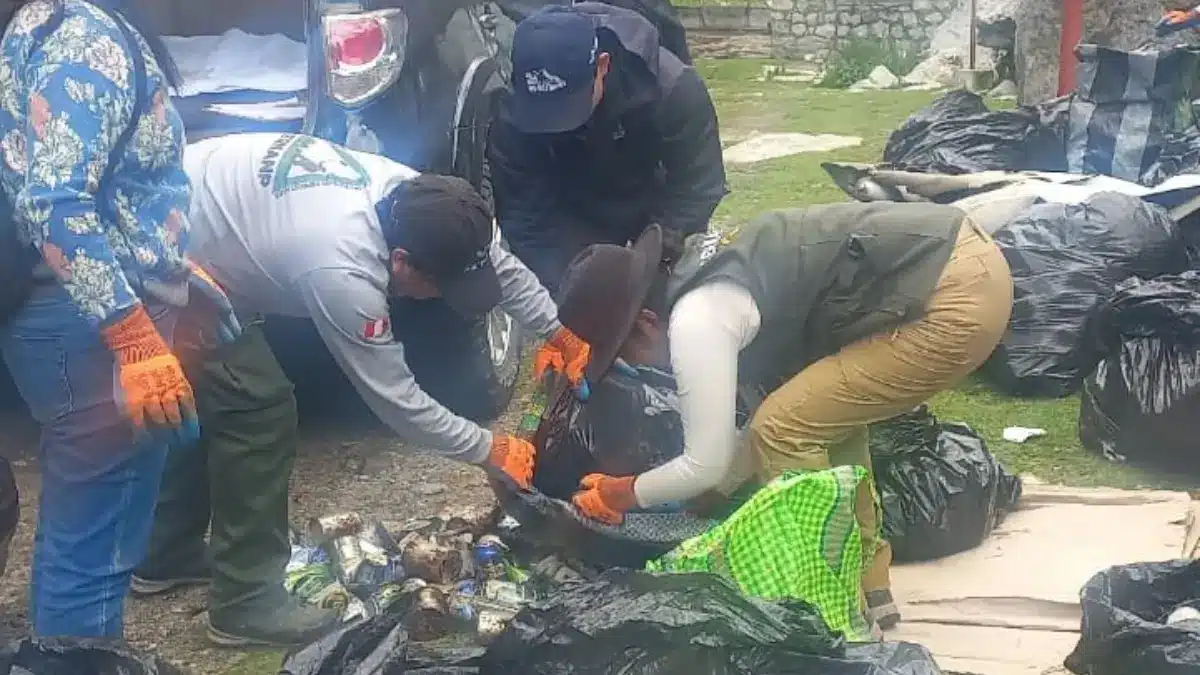 Voluntarios recogen basura durante la campaña Ruta Blanca sin Huellas en el corredor turístico de Huaraz Áncash
