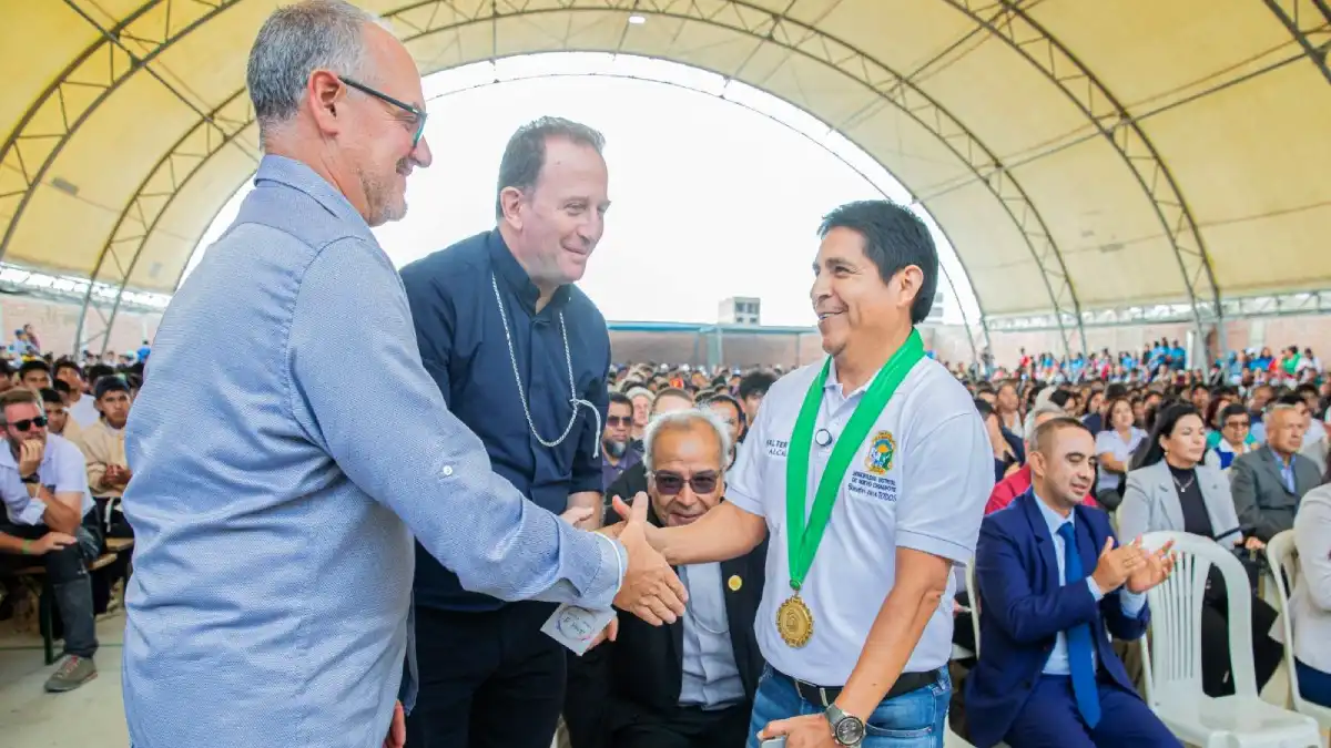 Autoridades y sacerdotes celebran inauguración de Scuola Totale P. Hugo en Nuevo Chimbote con asistencia masiva en Áncash