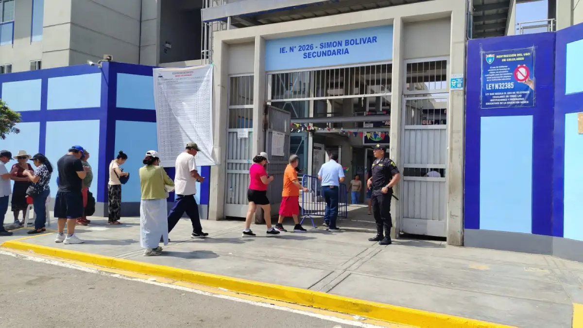 Ciudadanos ingresan a un centro de votación durante las elecciones Perú 2026 en un contexto de crisis política
