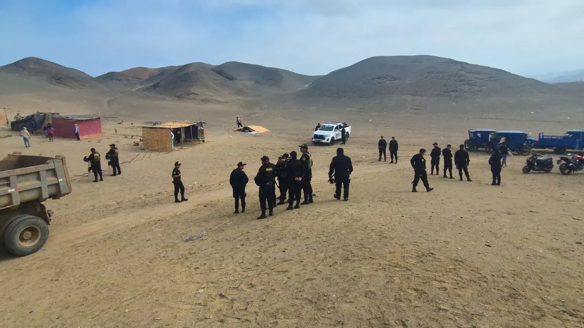 Efectivos policiales desalojando a invasores del sitio arqueológico Los Gavilanes en Áncash.