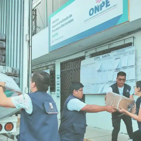 Personal de la ODPE y la Policía Nacional despliegan material electoral en Santa, Áncash, para las Elecciones 2026.
