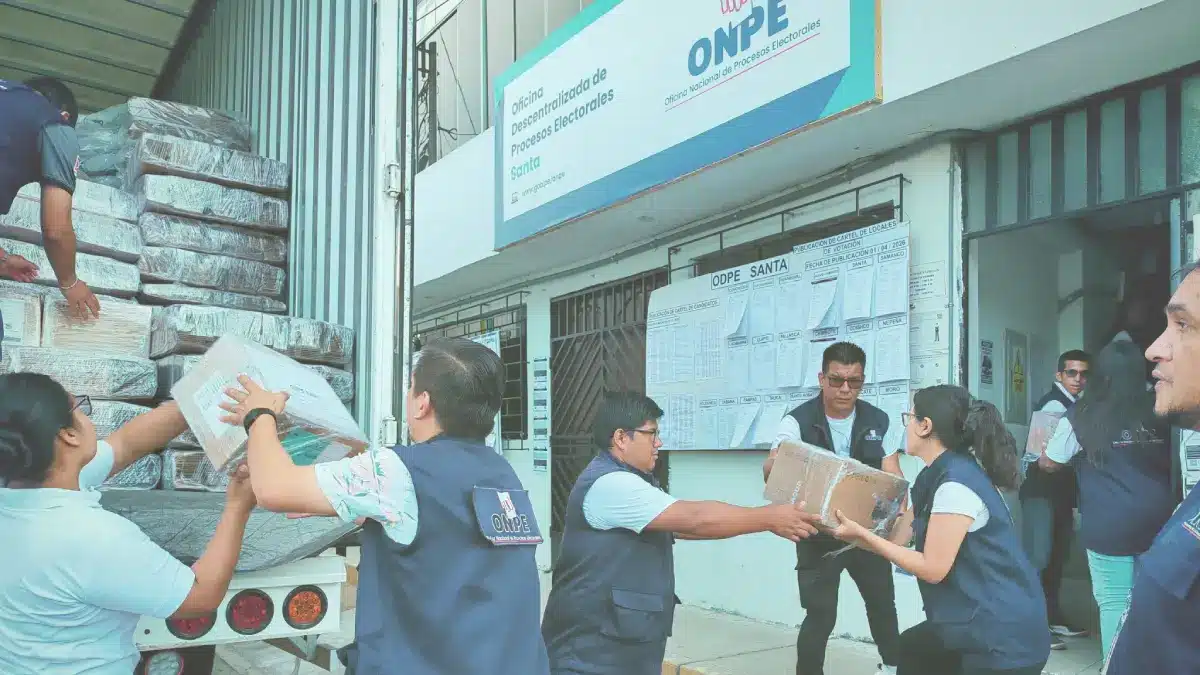 Personal de la ODPE y la Policía Nacional despliegan material electoral en Santa, Áncash, para las Elecciones 2026.