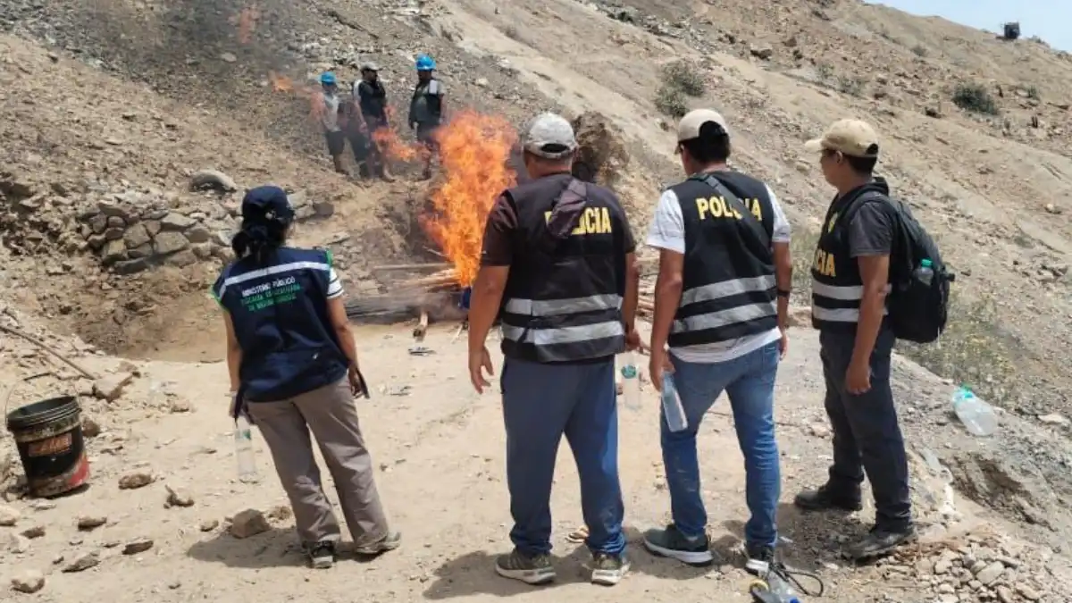 Autoridades de la FEMA realizan operativos contra minería ilegal y destruyen campamentos en Casma, Áncash.