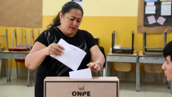 Ciudadanos votan en las elecciones Perú 2026 en medio de crisis política e incertidumbre