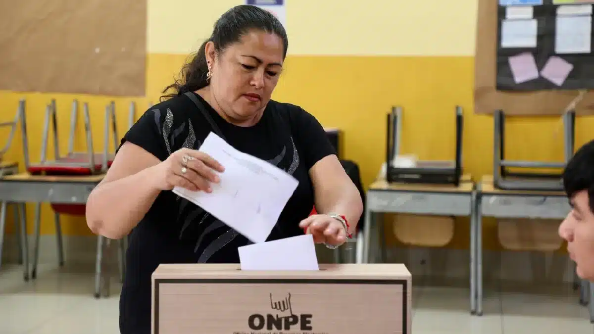 Ciudadanos votan en las elecciones Perú 2026 en medio de crisis política e incertidumbre