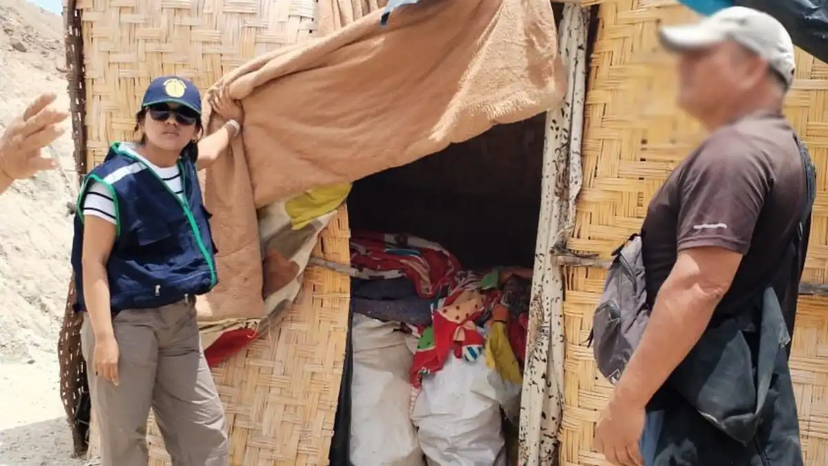 Un fiscal de la FEMA y un efectivo de la PNP inspeccionan un campamento de minería ilegal durante un operativo en Casma, Áncash.