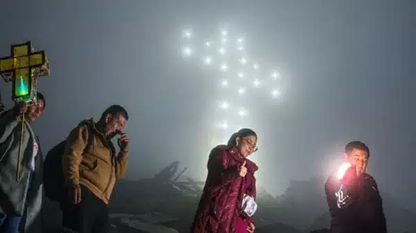 Iluminación Cruz de la Paz en Chimbote encendida sobre el cerro de la Juventud de noche