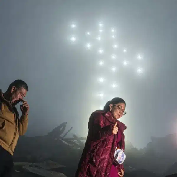 Iluminación Cruz de la Paz en Chimbote encendida sobre el cerro de la Juventud de noche
