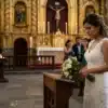 Novia llorando en altar de iglesia peruana tras desplante matrimonial y demanda de indemnización.