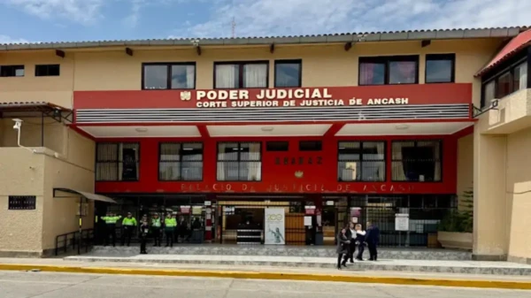 Fachada de la sede del Poder Judicial en Huaraz donde se dictó internamiento preventivo para tres menores por tentativa de homicidio.