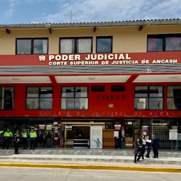 Fachada de la sede del Poder Judicial en Huaraz donde se dictó internamiento preventivo para tres menores por tentativa de homicidio.