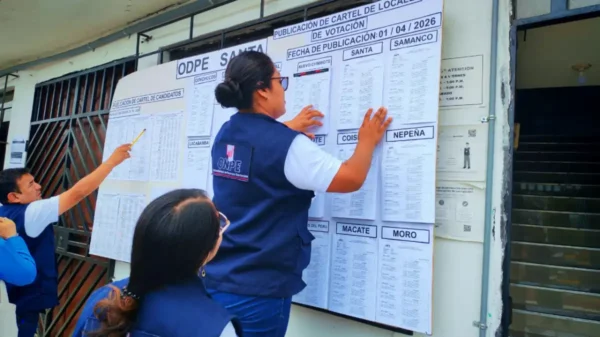 Cartel oficial de los locales de votación ODPE Santa publicado en una sede de Áncash.