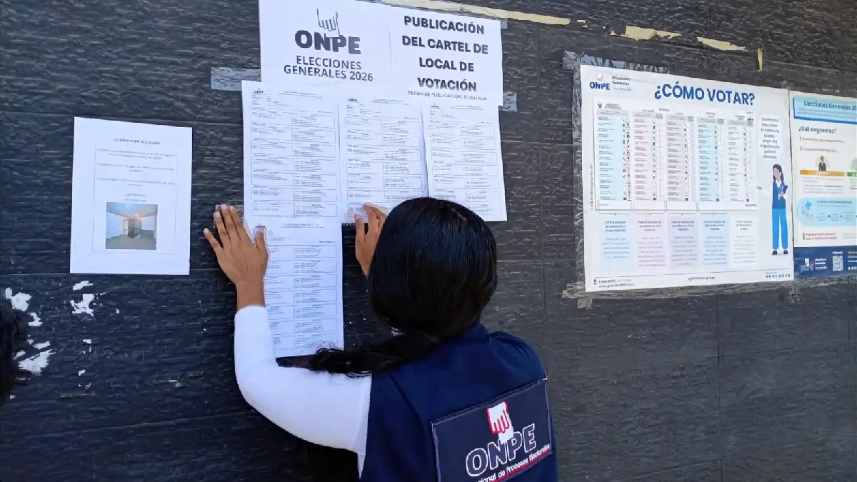 Personal de la ONPE coloca carteles informativos sobre locales de votación ODPE Santa en un colegio de Chimbote.