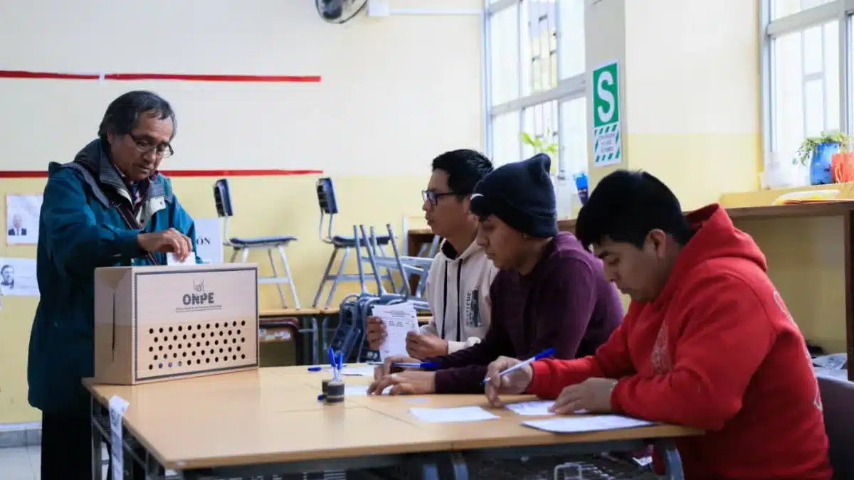 Peruano ejerciendo su voto en las elecciones Perú 2026 en un contexto de crisis política