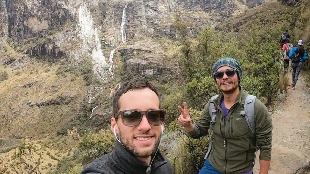 Turistas realizan caminata hacia Laguna 69 en Áncash durante recorrido turístico