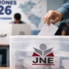 Ciudadano vota en Perú durante elecciones generales 2026 en contexto de la valla electoral 2026 definida por el JNE