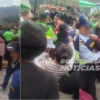 Alcalde de Pampas rodeado por pobladores durante protesta por obras y electrificación en Pallasca