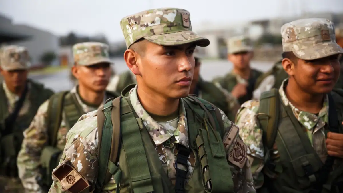 Soldados del Ejército del Perú que realizan servicio militar y serán beneficiados con el aumento de asignación económica aprobado por la Ley 32590.