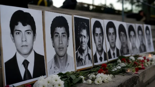 Memorial con retratos de los campesinos del Santa asesinados en Áncash durante el gobierno de Alberto Fujimori