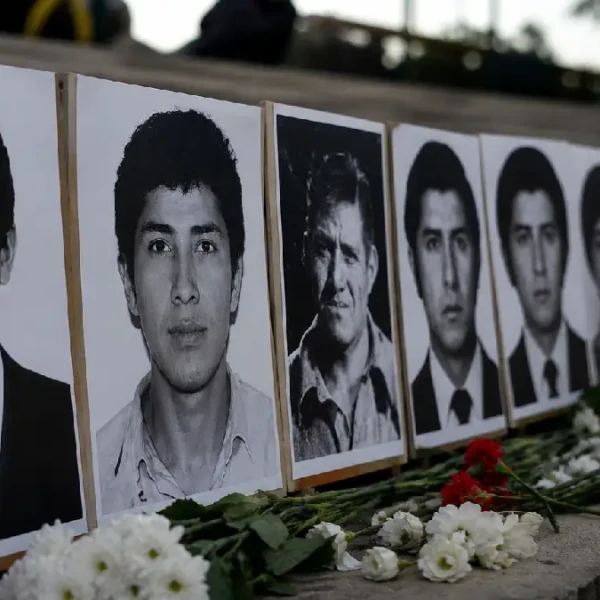 Memorial con retratos de los campesinos del Santa asesinados en Áncash durante el gobierno de Alberto Fujimori