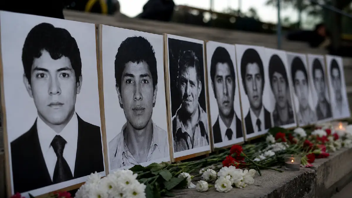 Memorial con retratos de los campesinos del Santa asesinados en Áncash durante el gobierno de Alberto Fujimori