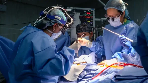 Médicos realizan cirugías cardiacas robóticas durante la misión Salvando Corazones en el Hospital Dos de Mayo de Lima.