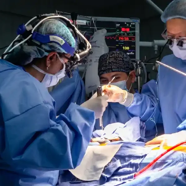 Médicos realizan cirugías cardiacas robóticas durante la misión Salvando Corazones en el Hospital Dos de Mayo de Lima.