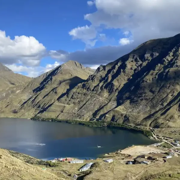 Vista panorámica de la Laguna Pelagatos en Pallasca, Áncash, destino turístico accesible desde Chimbote