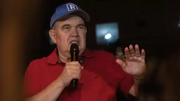 Rafael López Aliaga brindando declaraciones tras admitir su derrota electoral en Perú.