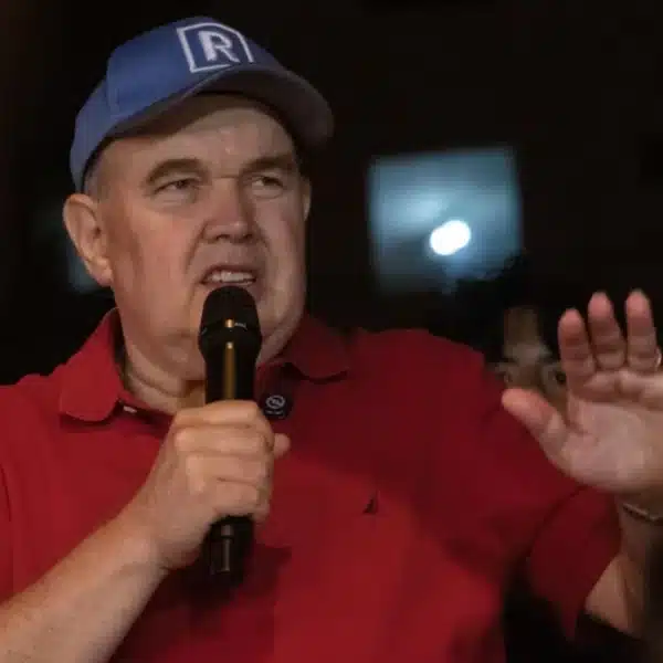 Rafael López Aliaga brindando declaraciones tras admitir su derrota electoral en Perú.