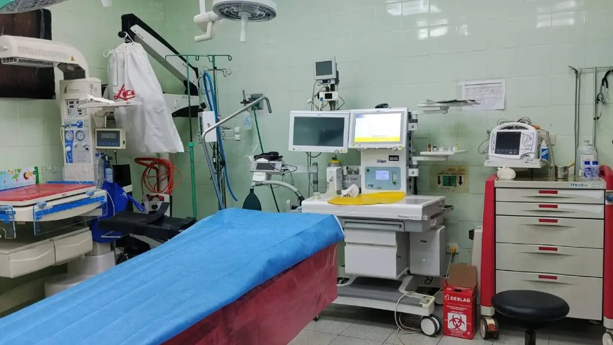 Equipos médicos malogrados en la sala de operaciones del Hospital La Caleta de Chimbote