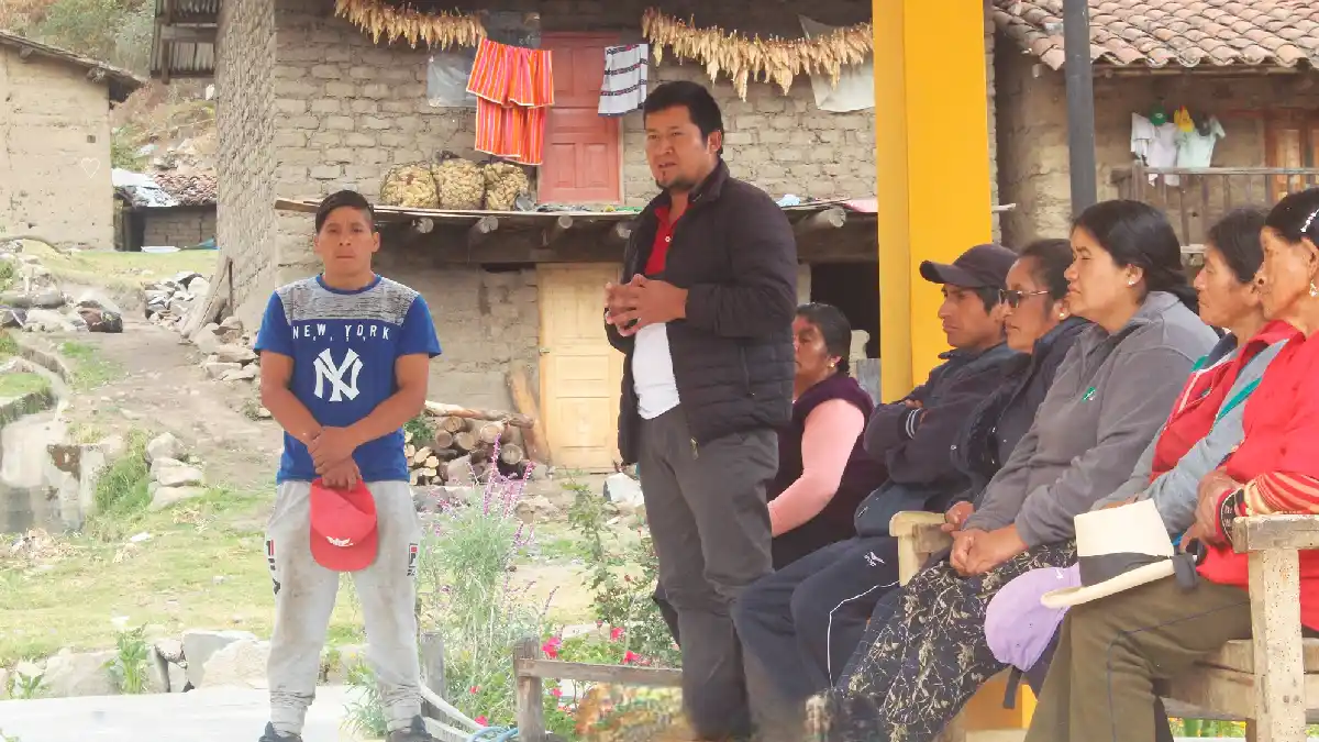 Javier Anticona conversa con pobladores de Lacabamba durante actividad política en Pallasca