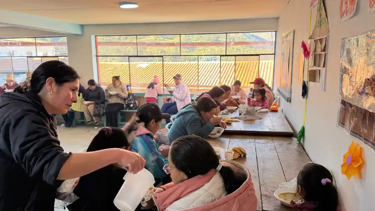 Madres de comedores populares reciben alimentos antes de convención en Cabana