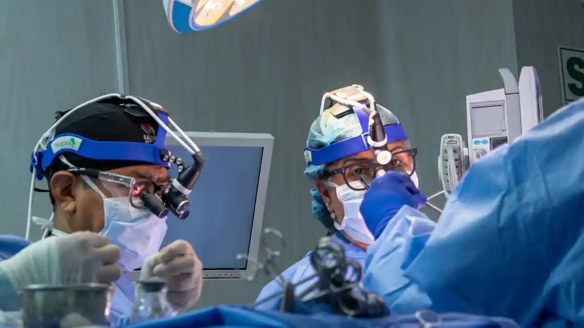 Médicos realizan una cirugía cardiaca robótica durante una operación de corazón en el Hospital Dos de Mayo de Lima.