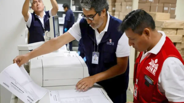 Trabajadores de la ONPE supervisan la impresión de material electoral para la segunda vuelta presidencial 2026 en Lima