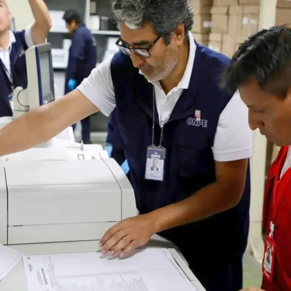 Trabajadores de la ONPE supervisan la impresión de material electoral para la segunda vuelta presidencial 2026 en Lima