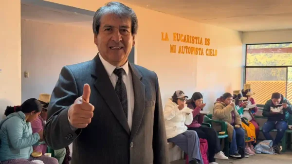 Madres de comedores populares durante actividad municipal en Cabana, Pallasca