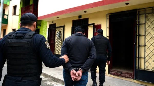 Exterior de juzgado en Pallasca tras condena de 35 años a sujeto acusado de violar a su hijastra en Cabana.