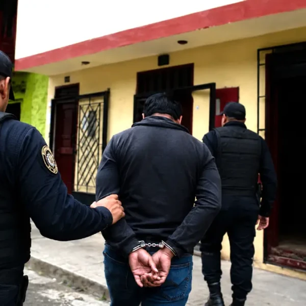 Exterior de juzgado en Pallasca tras condena de 35 años a sujeto acusado de violar a su hijastra en Cabana.