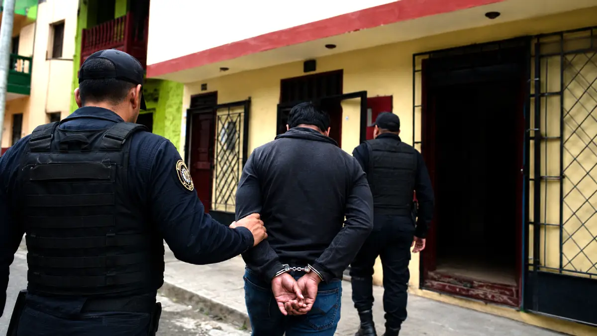 Exterior de juzgado en Pallasca tras condena de 35 años a sujeto acusado de violar a su hijastra en Cabana.