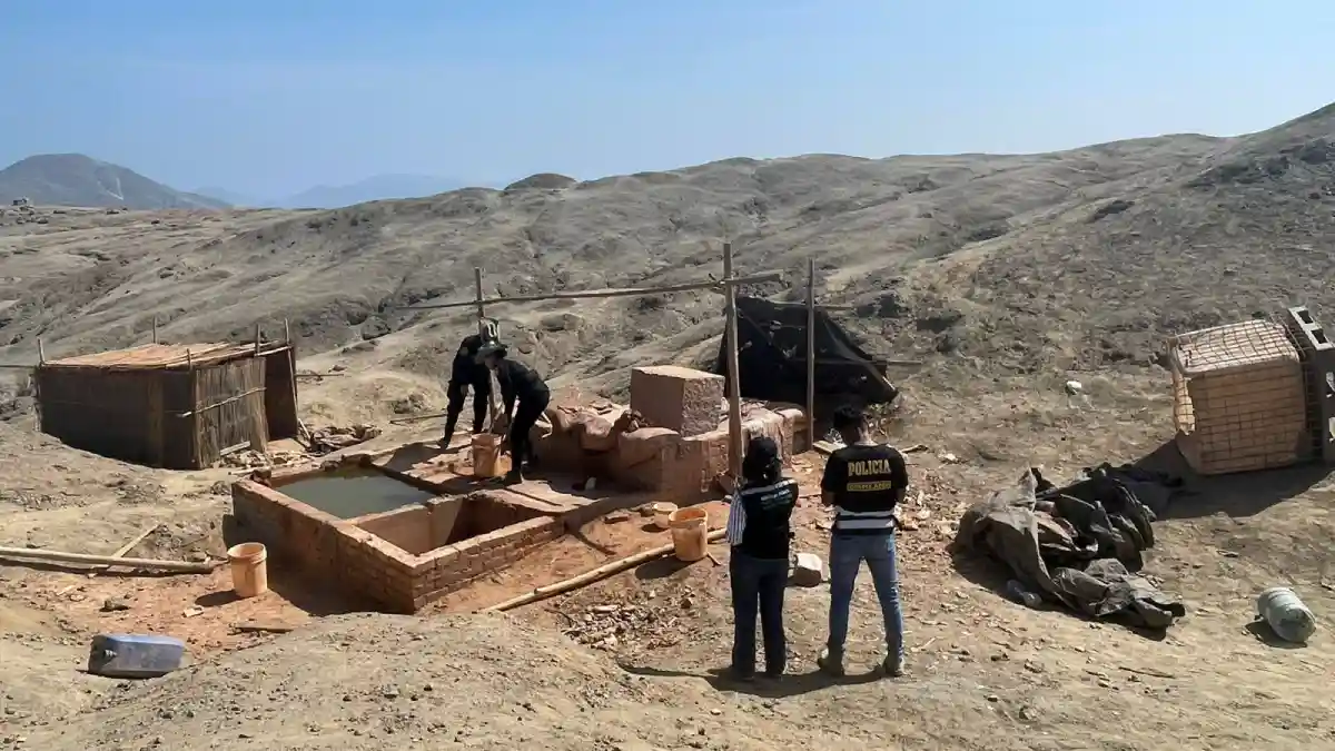 Personal de la Policía Nacional interviene campamento de minería ilegal durante operativo en Nuevo Chimbote, Áncash.