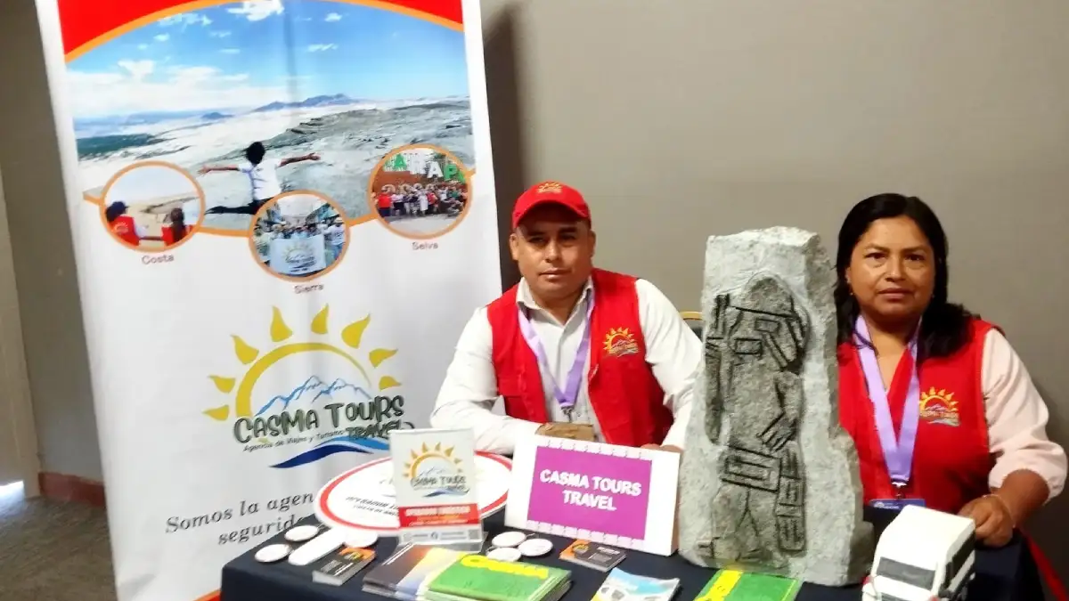 Promotores de Casma Tours Travel brindan información sobre viajes de promoción para escolares
