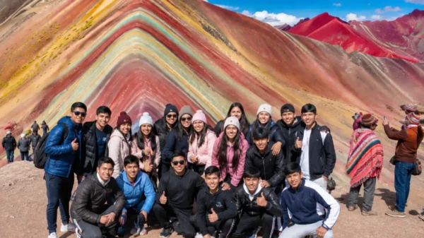 Estudiantes de Áncash durante viajes de promoción para escolares en destino turístico con supervisión.